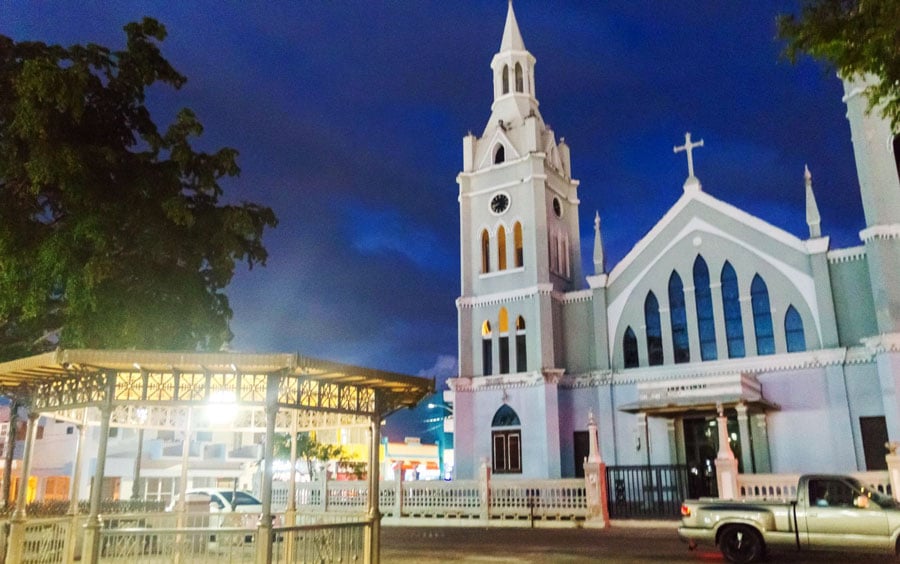 Vista de la iglesia histórica en Plaza de Aguada en la noche