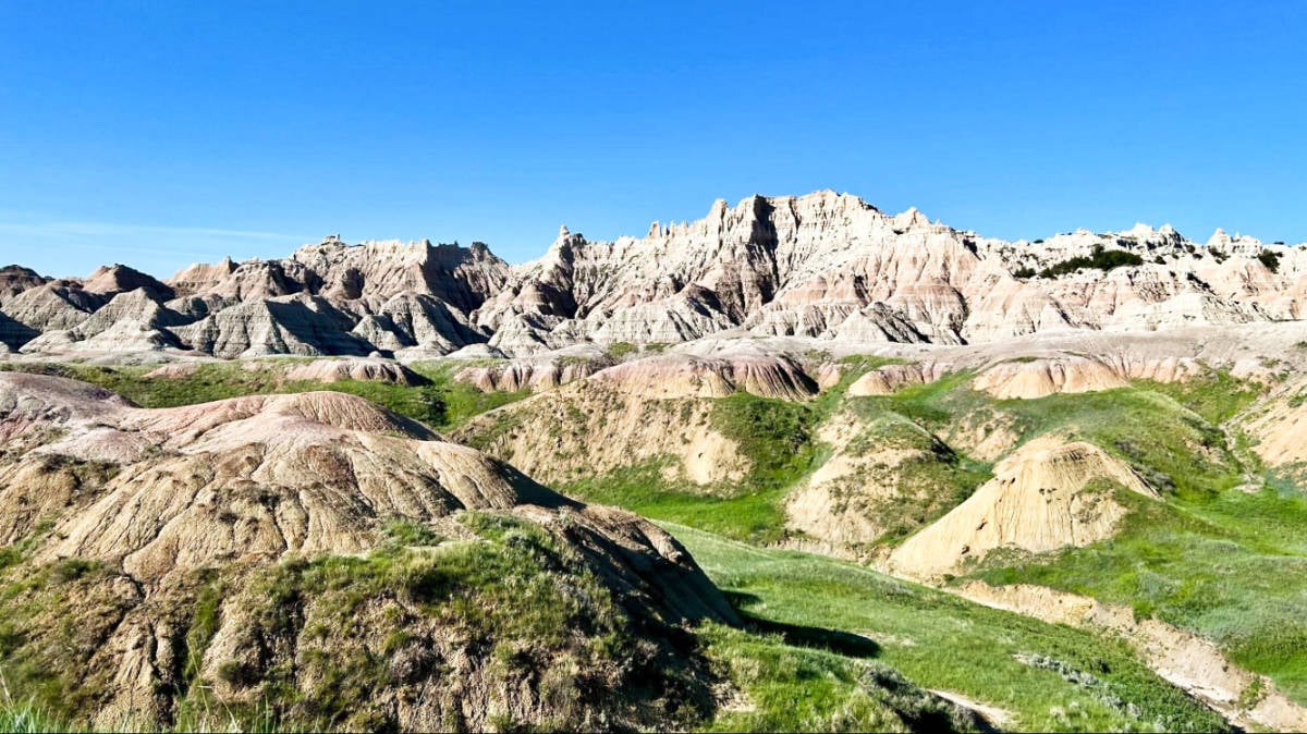 Vista panorámica escénica del Parque Nacional Badlands en un día soleado