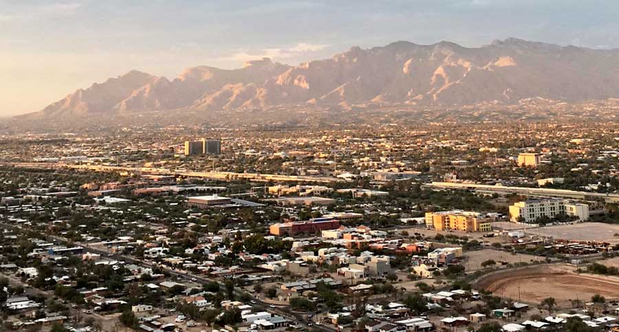 Vista panorámica de Tucson y Sentinel Peak desde lejos