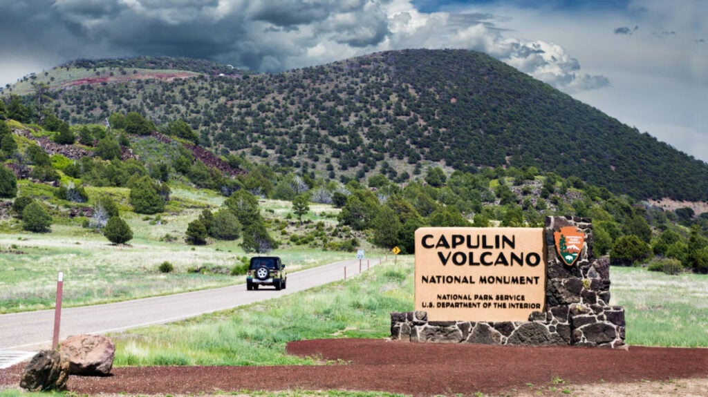 Vista de la señalización y el Volcán Capulin al fondo