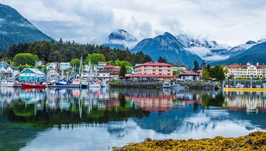 Vista de casas en un lado del mar en Sitka Sound en Alaska