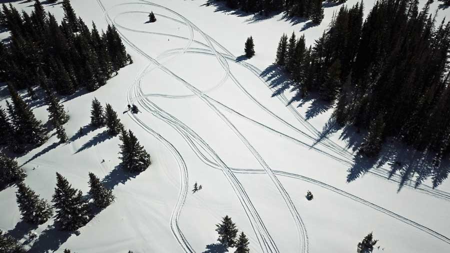 Vista aérea de pistas de motos de nieve durante el invierno en Breckenridge
