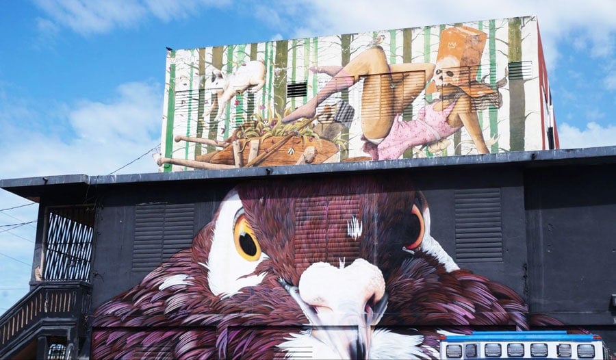 Vista de una pared de arte de águila y calavera en Santurce