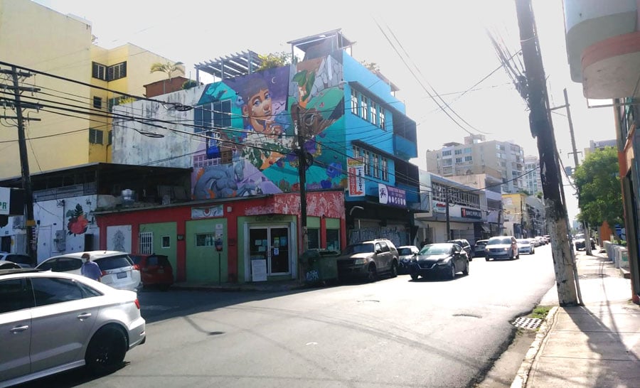 Vista de autos y un mural callejero en Puerto Rico