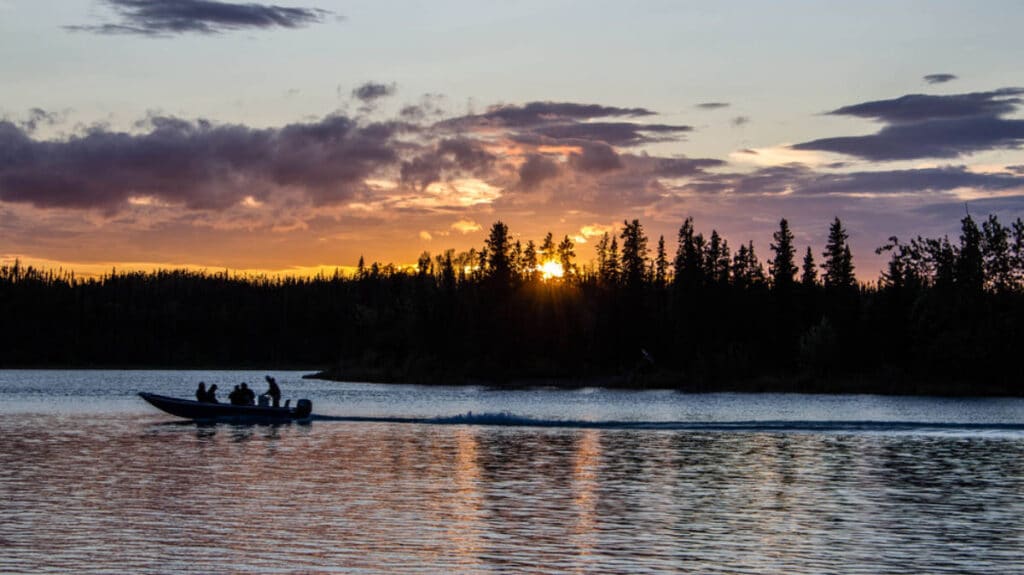 Pescadores en un río en Soldotna al atardecer