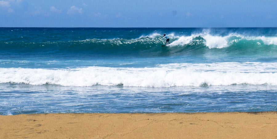 Vista del hombre surfeando en el Caribe