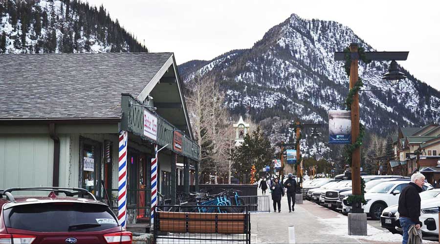 Vista de la gente en la calle principal de Frisco, Colorado