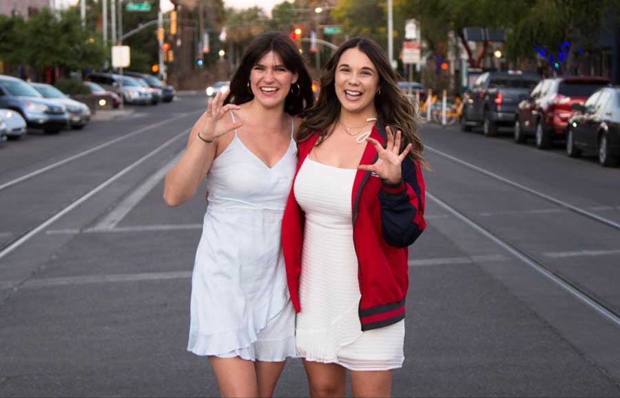 La autora con su mejor amiga posando para una foto en el Campus Boulevard de la Universidad de Arizona