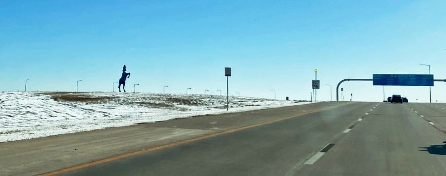 Vista de Blucifer, una escultura de mustang azul afuera del Aeropuerto Internacional de Denver al otro lado de Peña Boulevard