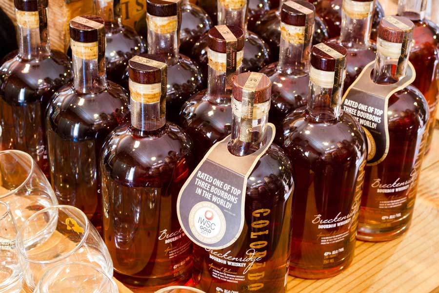 Botellas de whisky en la destilería Breckenridge
