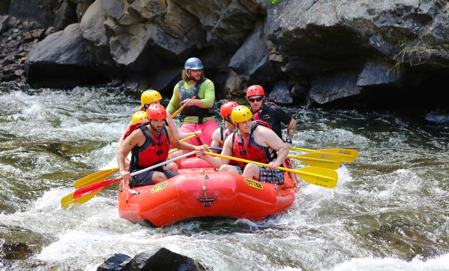 Un grupo de amigos disfrutando de su rafting en aguas bravas en Breckenridge